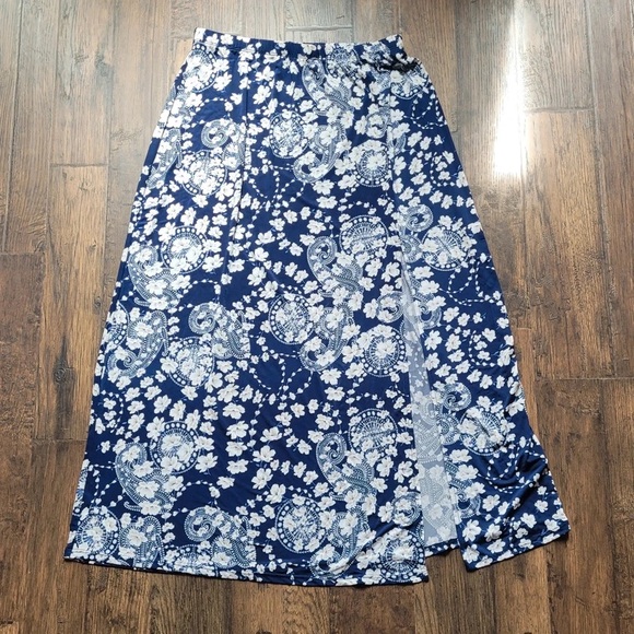 Espresso Dresses & Skirts - Espresso Navy and White Paisley Floral Midi Skirt with Side Slit